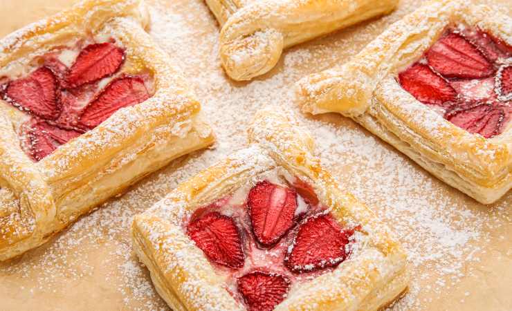 Sfogliatine con fragole e zucchero a velo
