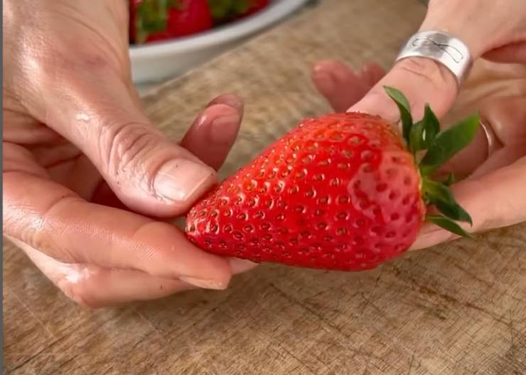 fragola su tagliere