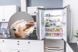 frigo aperto e soldi in contanti