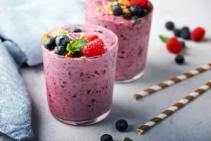 bicchieri di smoothie ai frutti di bosco