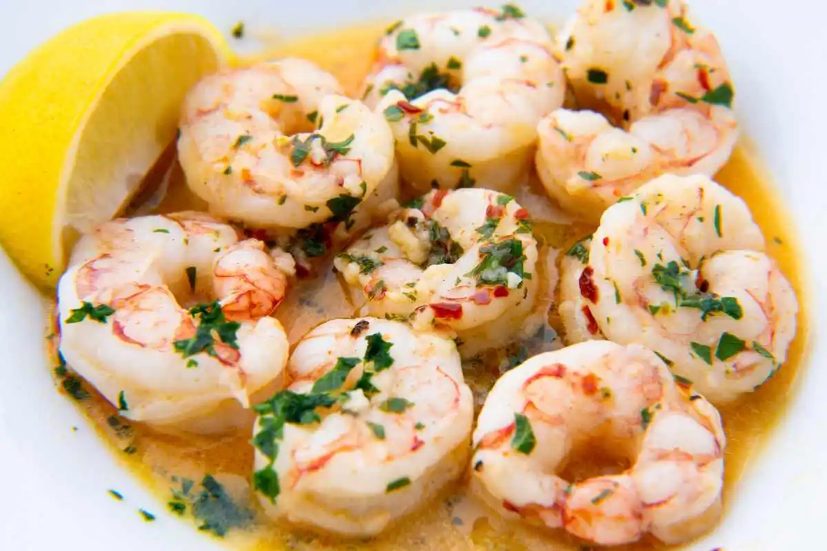 Gamberi cotti con un limone