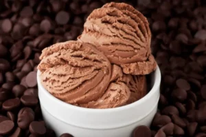 coppa con dentro tre palline di gelato al cacao