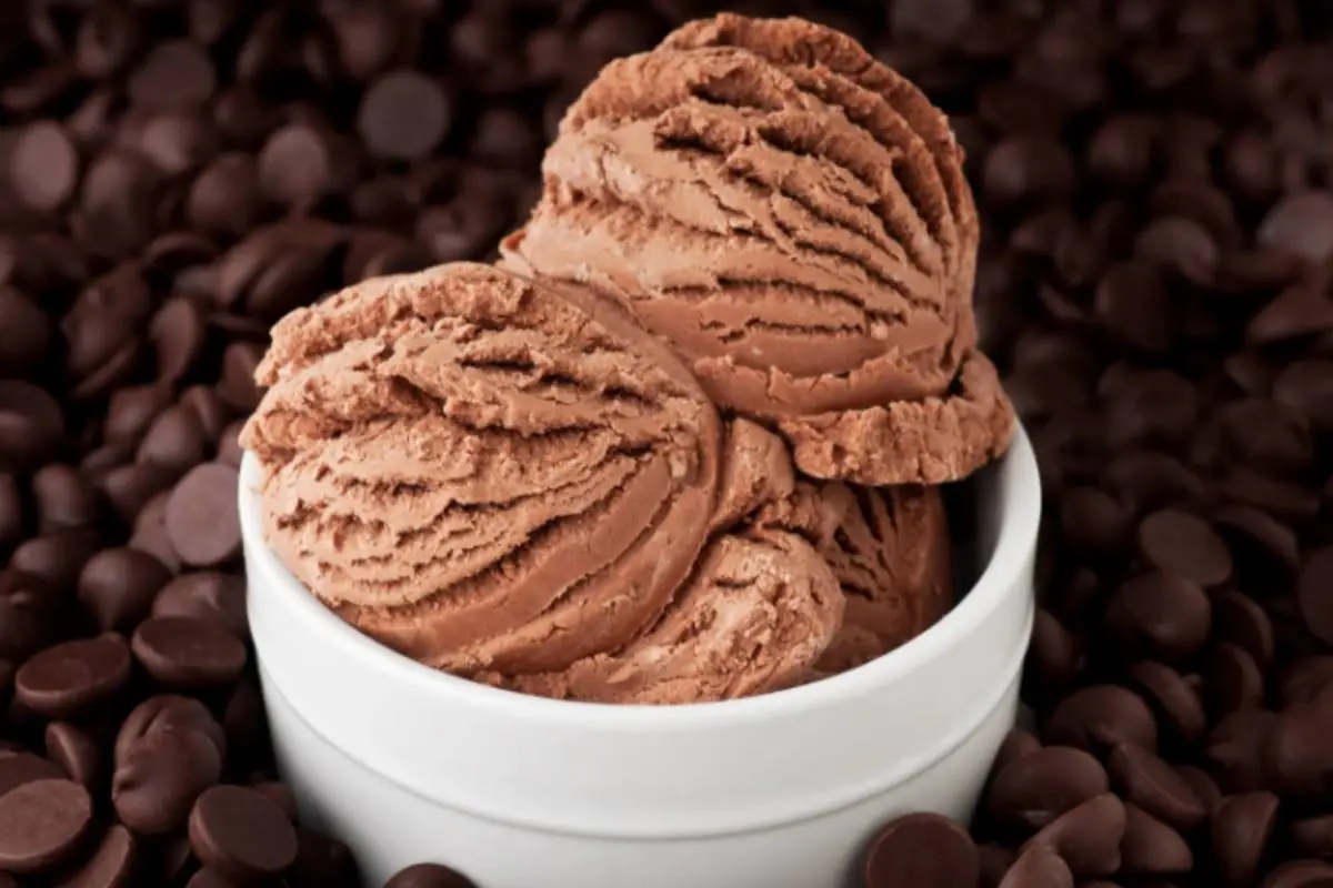 coppa con dentro tre palline di gelato al cacao