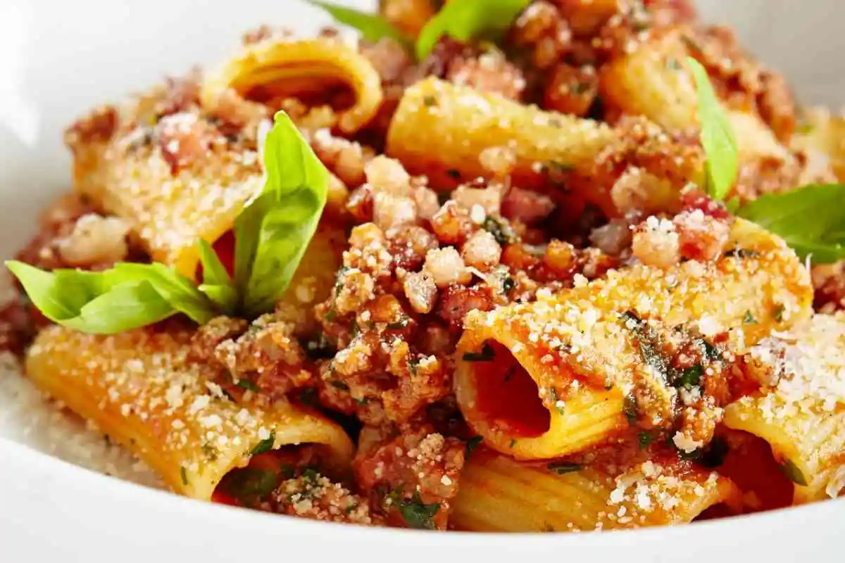 Rigatoni con sugo e guanciale