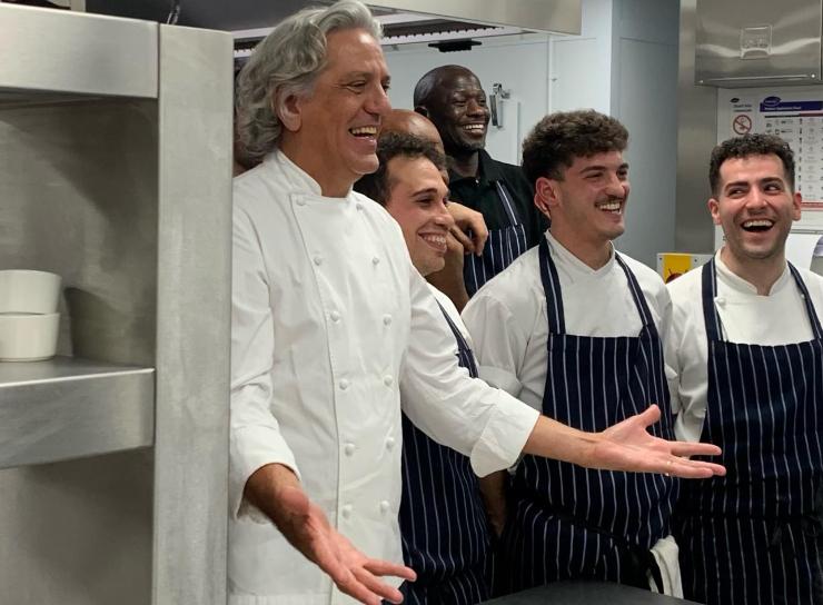 Giorgio Locatelli in cucina con lo staff