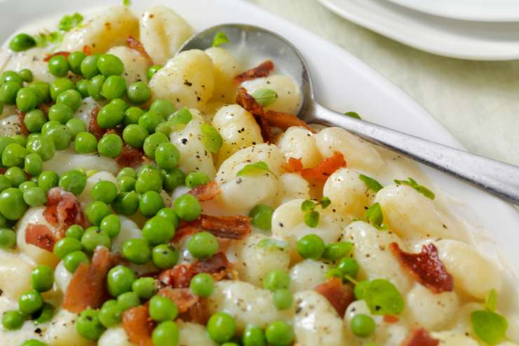 gnocchi con piselli e guanciale
