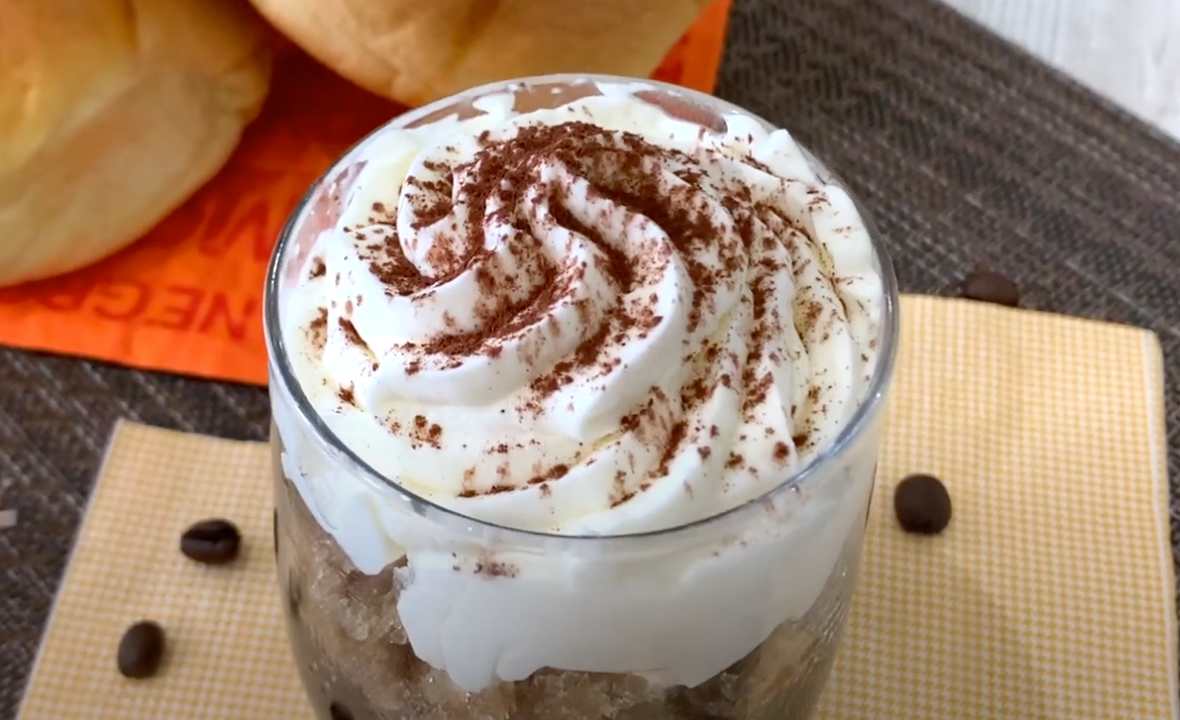 un bicchiere di granita al caffè