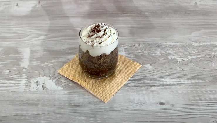 un bicchiere con granita