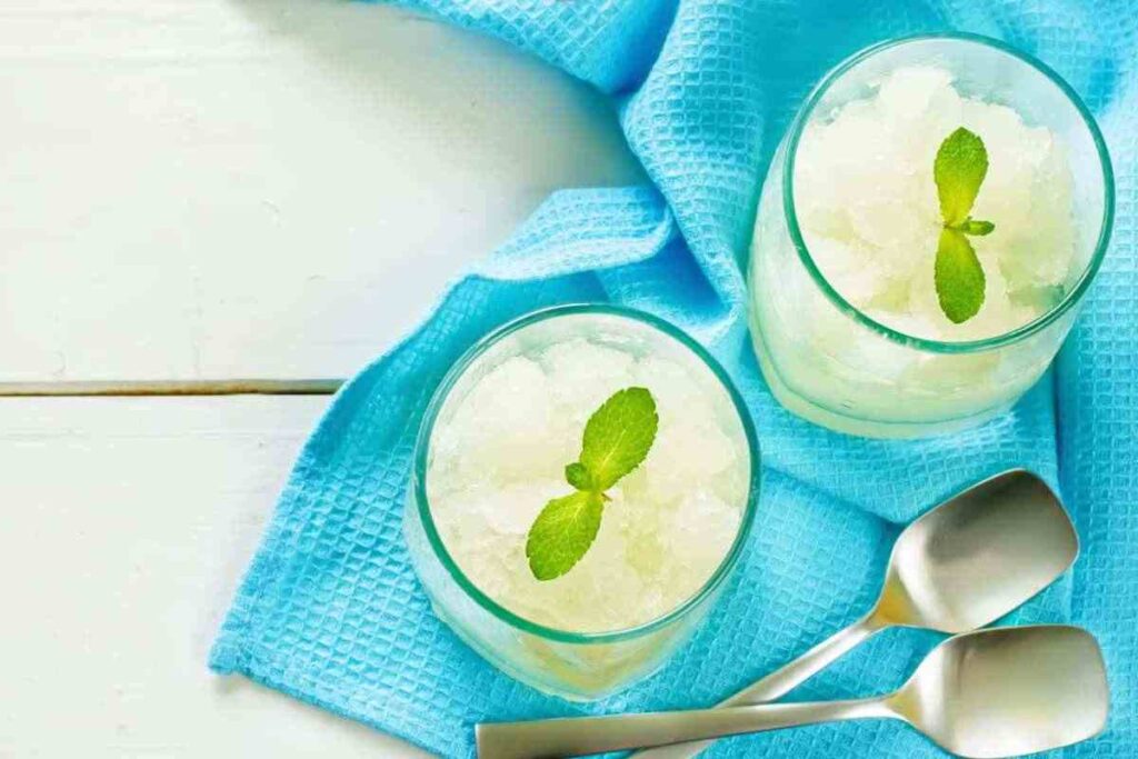 Due bicchieri con granita siciliana e foglie di menta