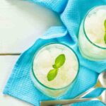 Due bicchieri con granita siciliana e foglie di menta
