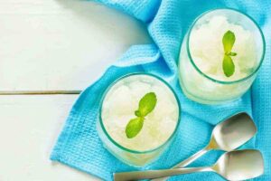 Due bicchieri con granita siciliana e foglie di menta