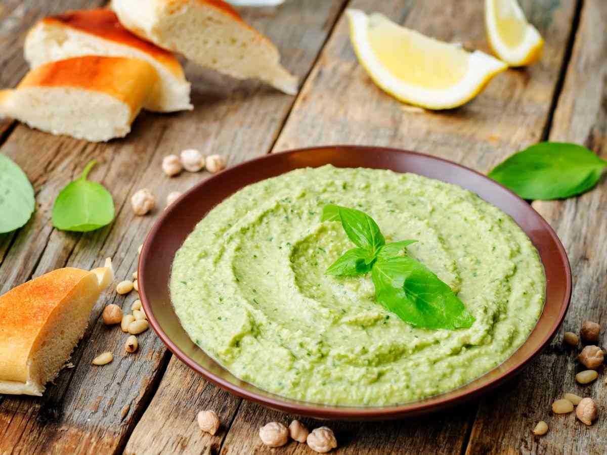 hummus verde in un piatto