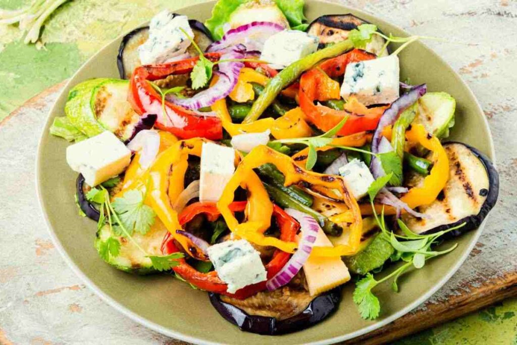 piatto di insalata mista