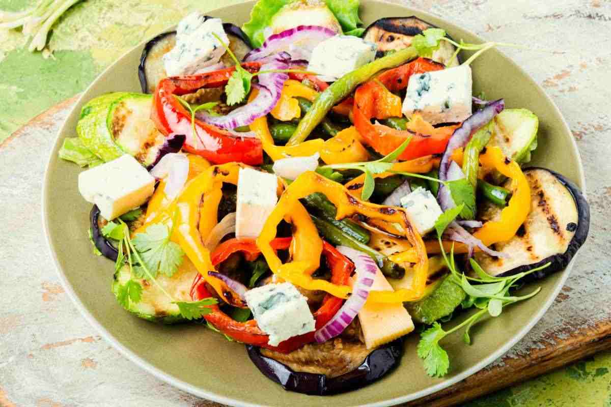 piatto di insalata mista