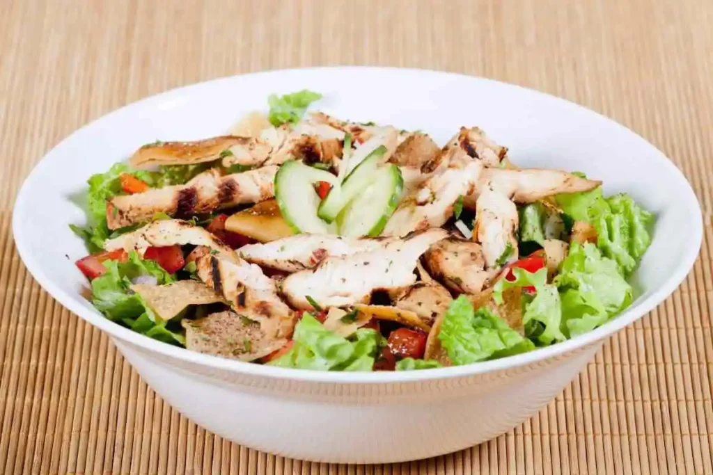 piatto di insalata di pollo