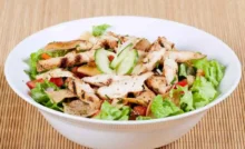 piatto di insalata di pollo
