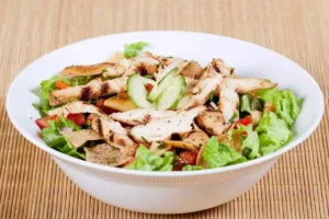 piatto di insalata di pollo