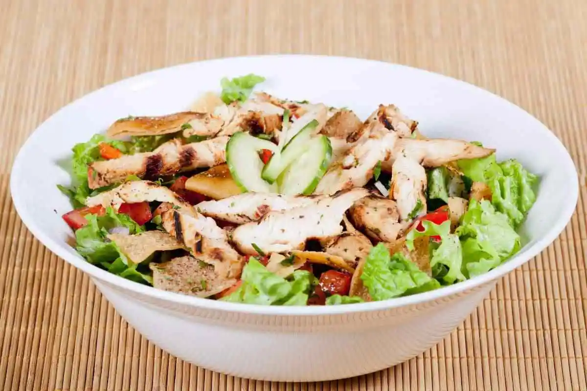 piatto di insalata di pollo