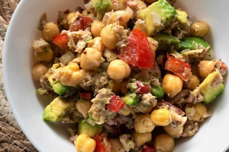 insalata di tonno, ceci, avocado e pomodori
