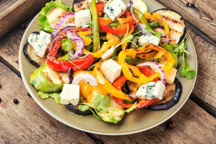 piatto di insalata con vari ingredienti
