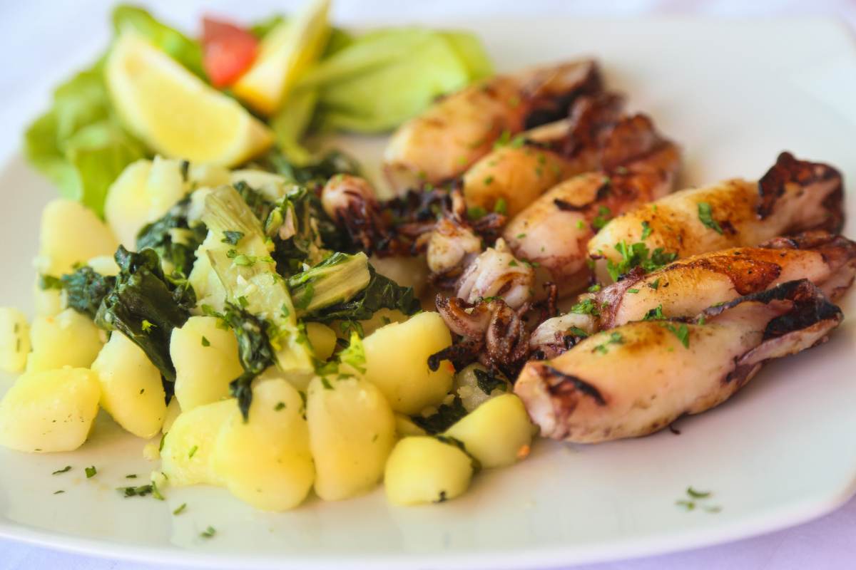 Piatto con patate e calamari