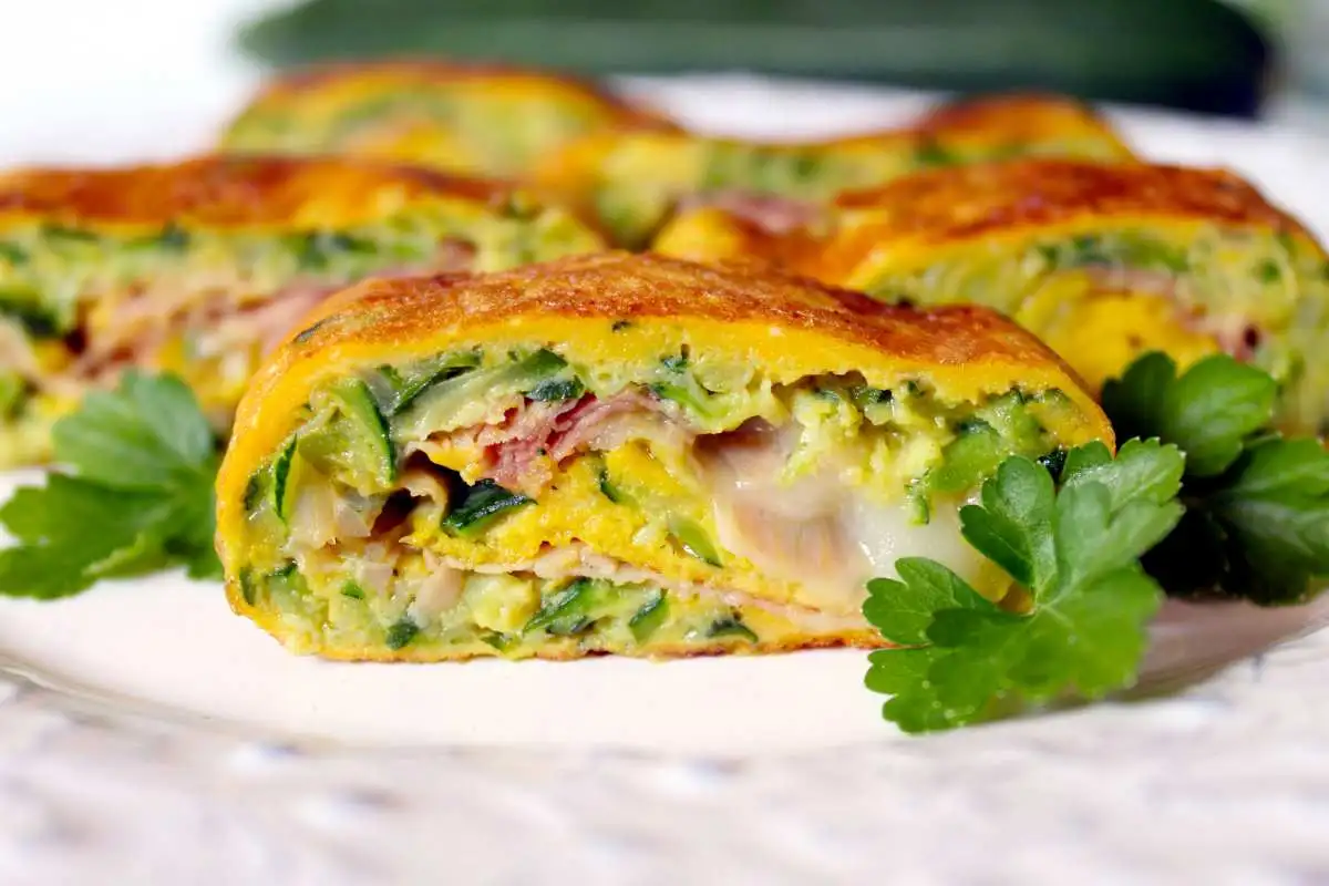 Involtini di zucchine e uova con formaggio e prosciutto