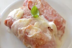 piatto con involtini di prosciutto