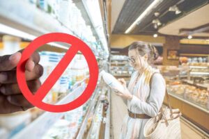 ragazza con latte nel supermercato e divieto