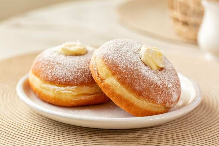 due bomboloni alla crema