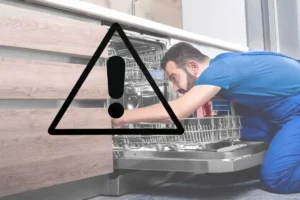 uomo aggiusta la lavastoviglie, segnale di pericolo