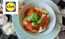 piatto di pasta ripiena condita con sugo di pomodoro e basilico e accanto il logo di lidl