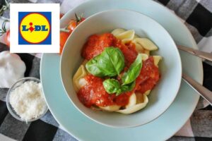 piatto di pasta ripiena condita con sugo di pomodoro e basilico e accanto il logo di lidl