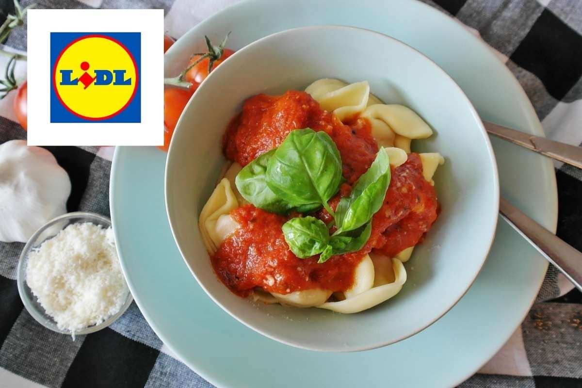 piatto di pasta ripiena condita con sugo di pomodoro e basilico e accanto il logo di lidl