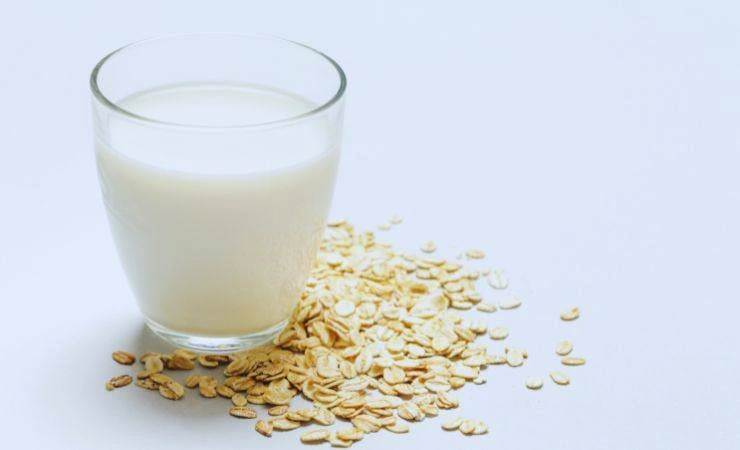 un bicchiere di latte e dell'avena