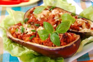Melanzane ripiene con pomodoro, basilico e formaggio