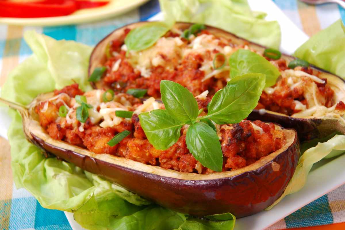 Melanzane ripiene con pomodoro, basilico e formaggio