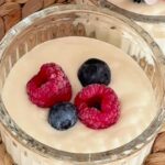 ciotola con impasto e frutta fresca