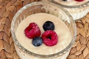 ciotola con impasto e frutta fresca