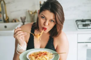 donna che mangia degli spaghetti