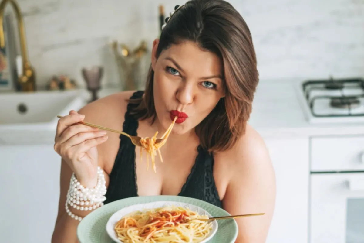 donna che mangia degli spaghetti