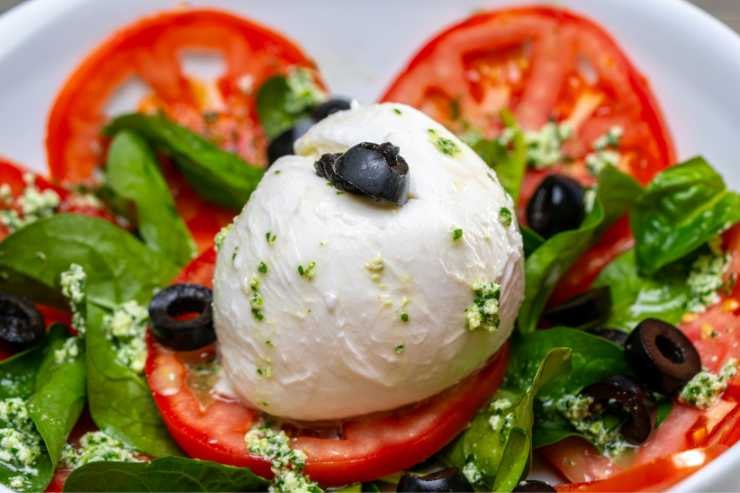 mozzarella con pomodoro, basilico e olive