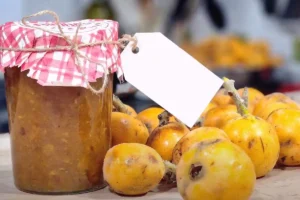 marmellata di nespole nel vasetto e il frutto