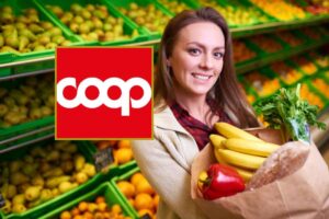 donna al supermercato con due buste piene di ortaggi