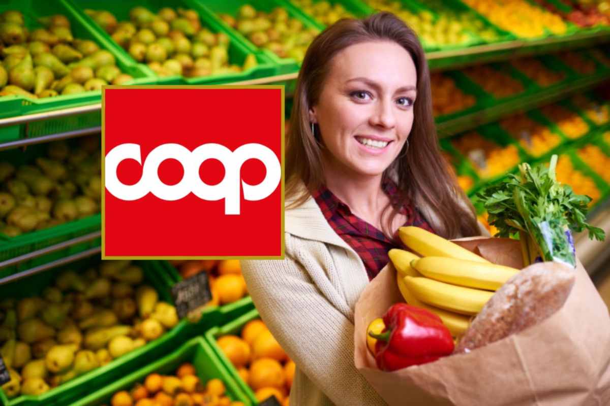 donna al supermercato con due buste piene di ortaggi