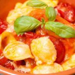 orecchiette ala sorrentina in un tegame