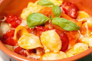 orecchiette ala sorrentina in un tegame