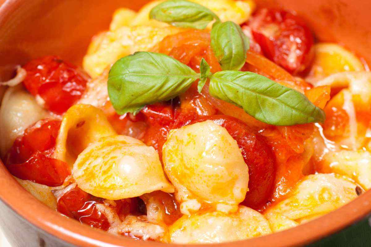 orecchiette ala sorrentina in un tegame