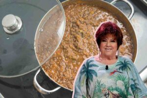 Orietta Berti e pentola con ragù