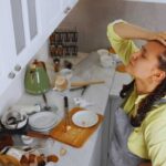 una ragazza disperata in cucina