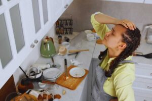 una ragazza disperata in cucina